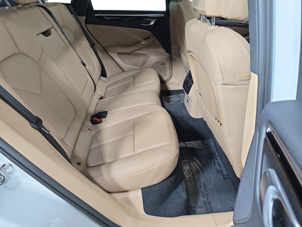 Certified 2025 Porsche Macan AWD/4WD image 26
