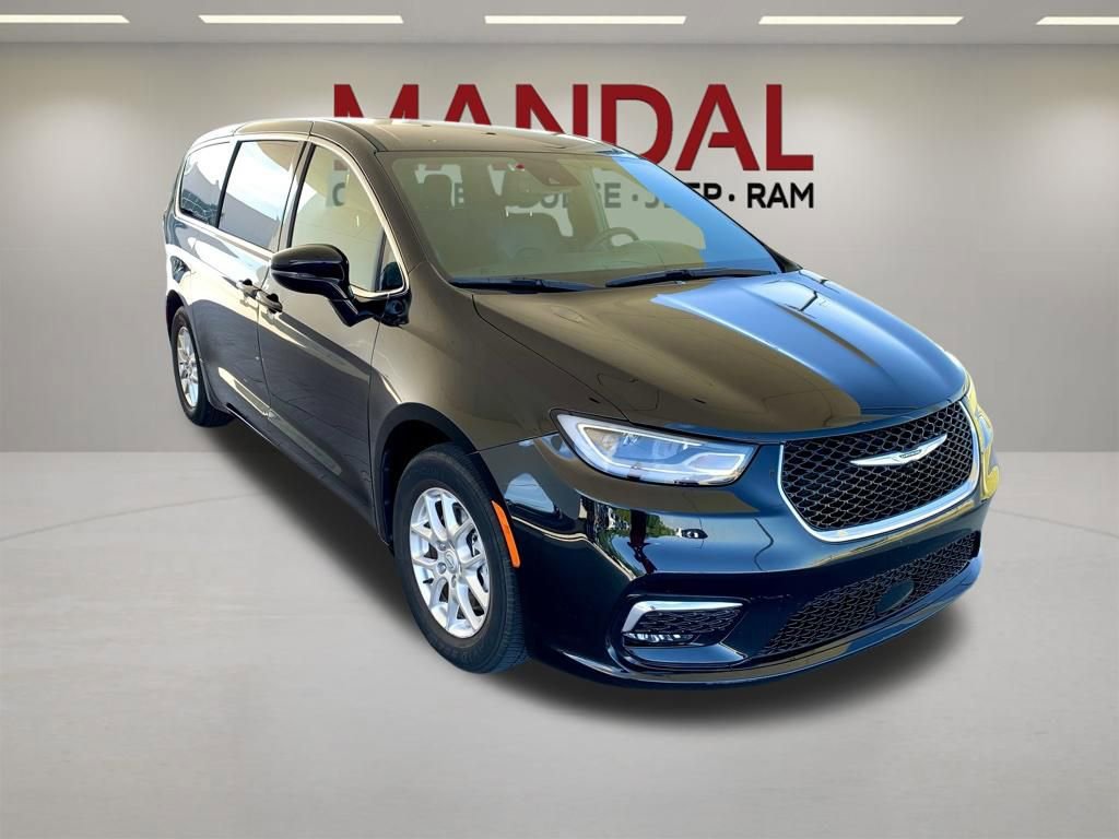 Used 2025 Chrysler Pacifica Select FWD image 3