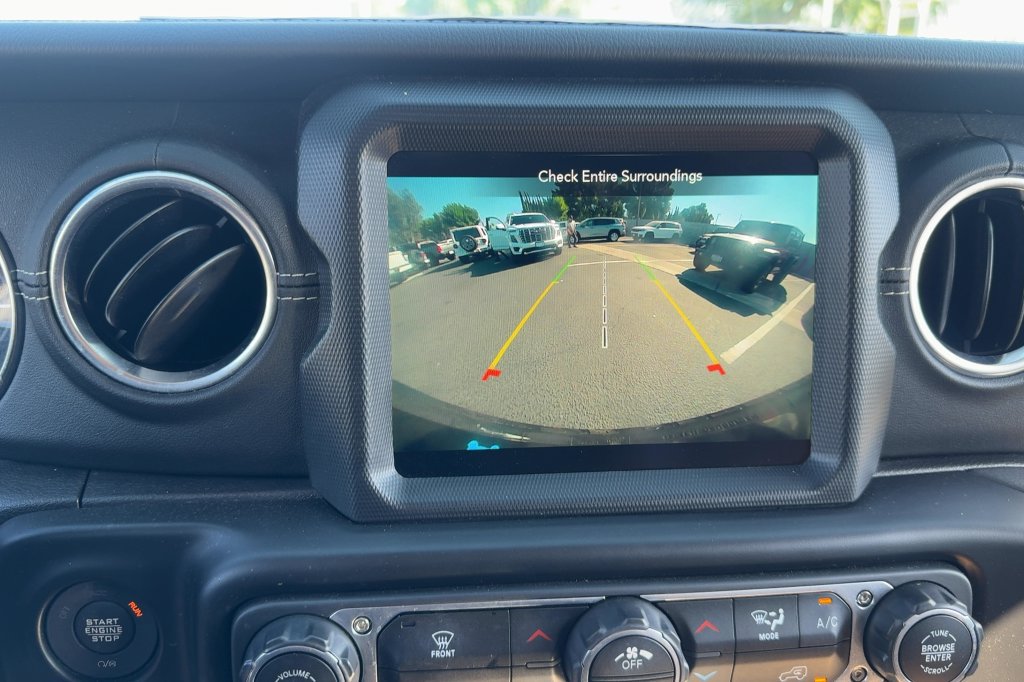 Used 2023 Jeep Wrangler Unlimited Sahara AWD/4WD image 17
