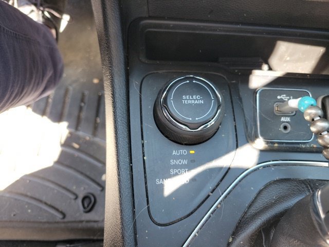 Used 2019 Jeep Cherokee Latitude Plus w/ Comfort/Convenience Group AWD/4WD image 15