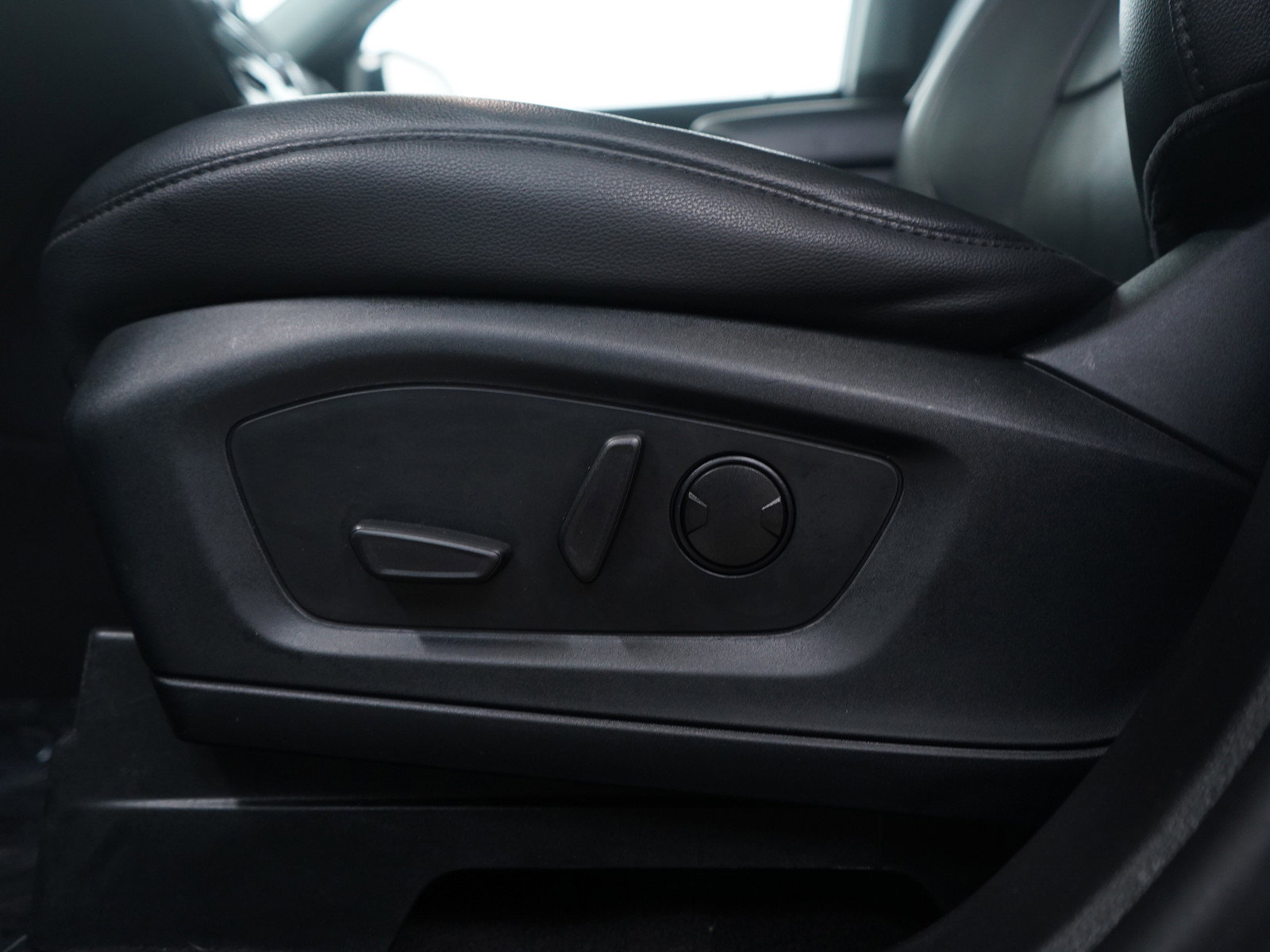 Used 2023 Ford Explorer Limited image 26