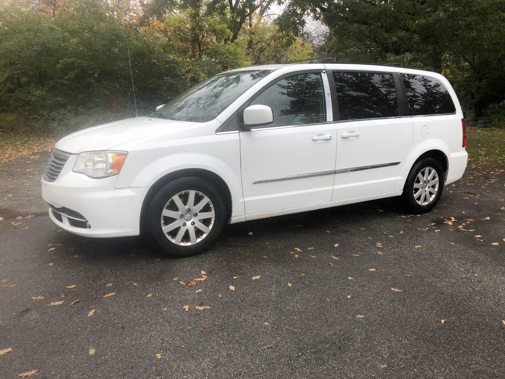 Used 2014 Chrysler Town & Country Touring image 3