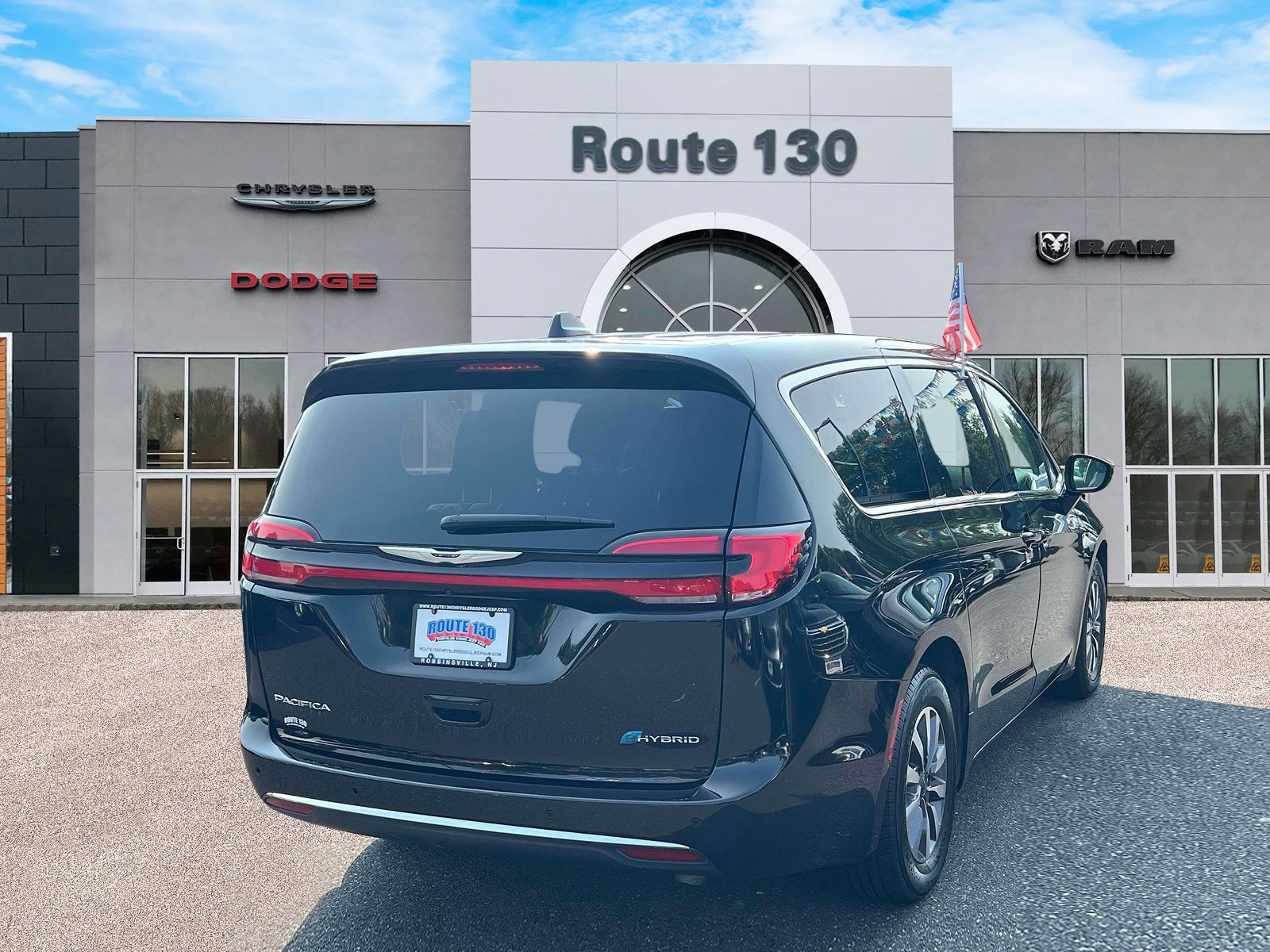 Used 2024 Chrysler Pacifica Limited FWD image 4