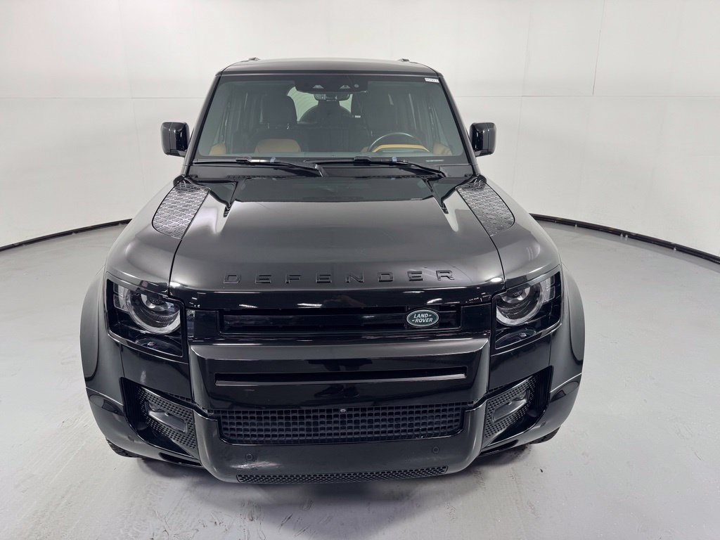 Used 2024 Land Rover Defender 130 X-Dynamic SE AWD/4WD image 2