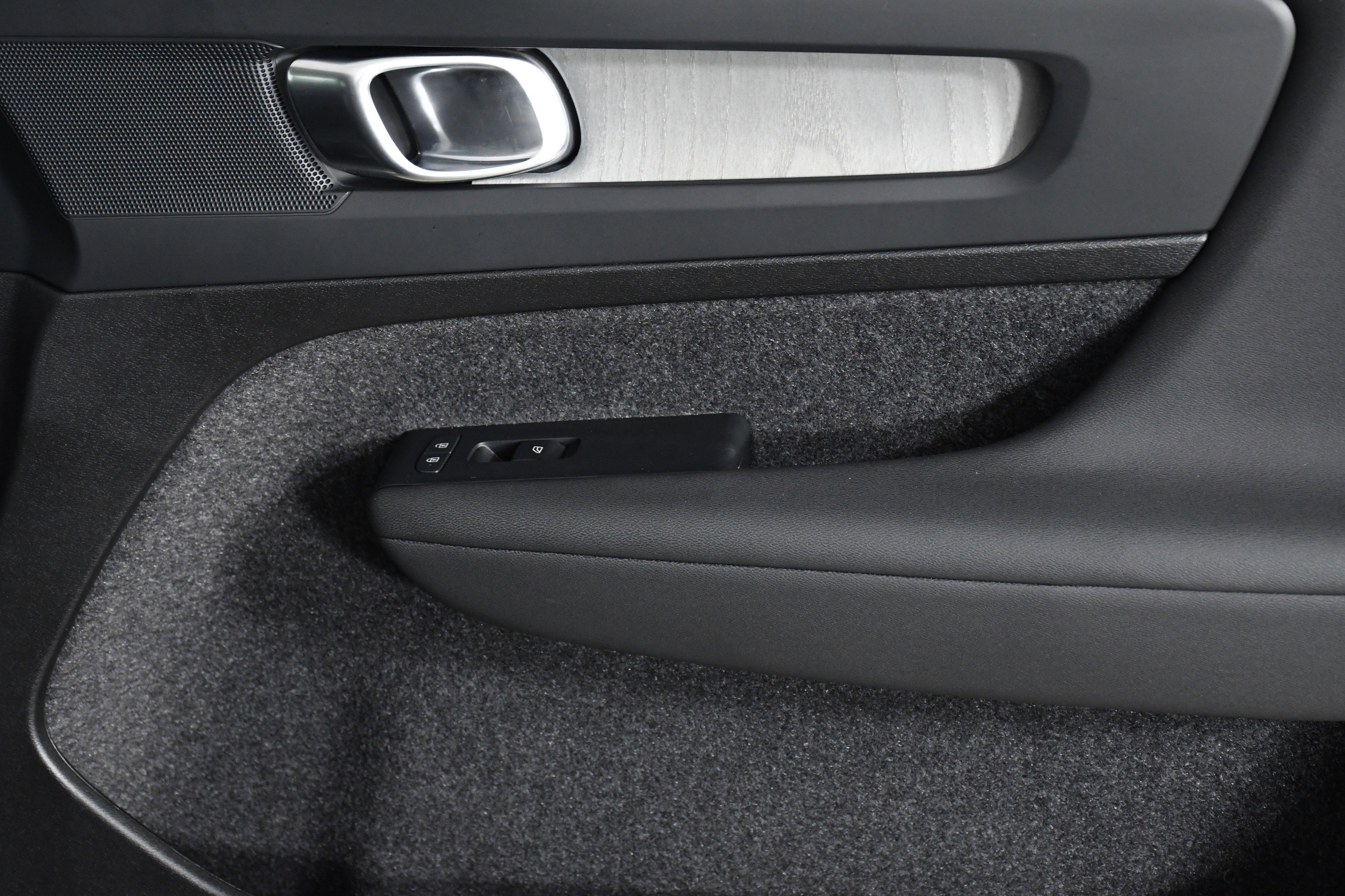 Used 2025 Volvo XC40 B5 Plus image 29