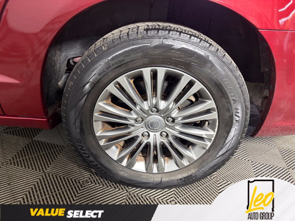 Used 2014 Chrysler Town & Country Touring-L FWD image 23