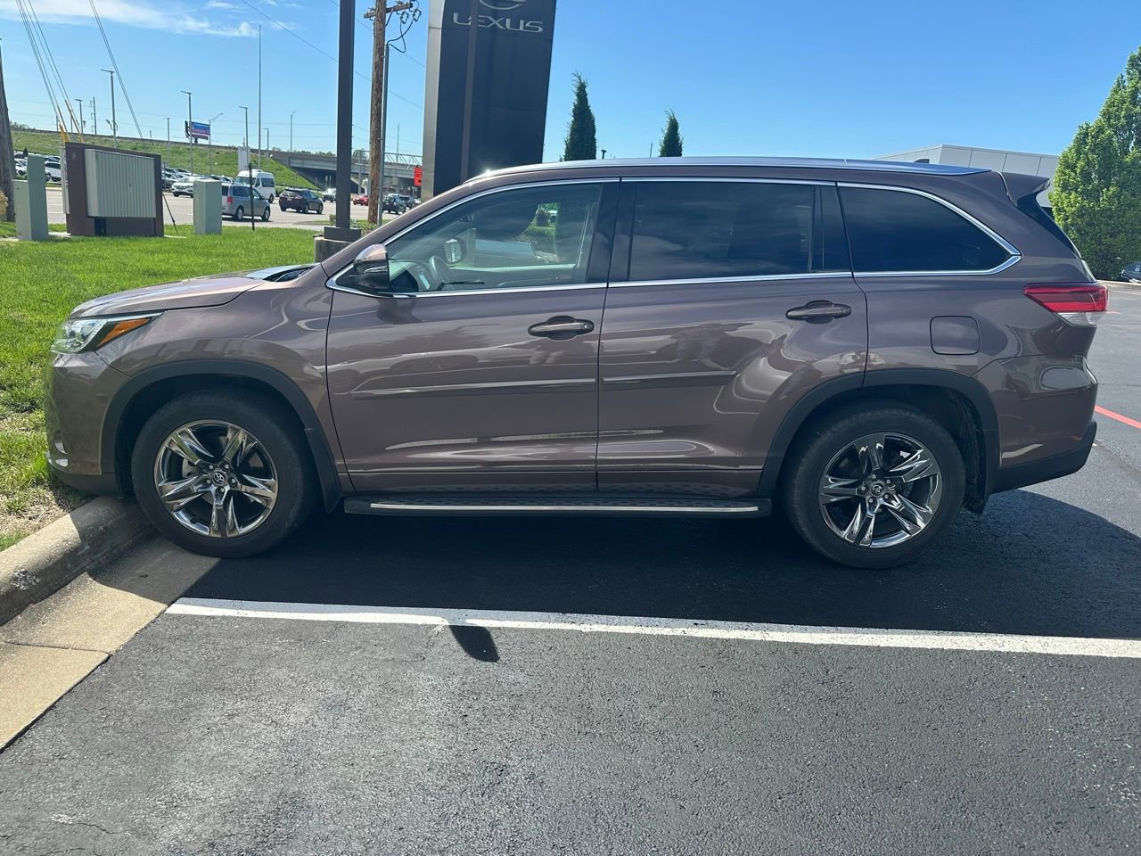 Used 2018 Toyota Highlander Limited Platinum FWD image 4