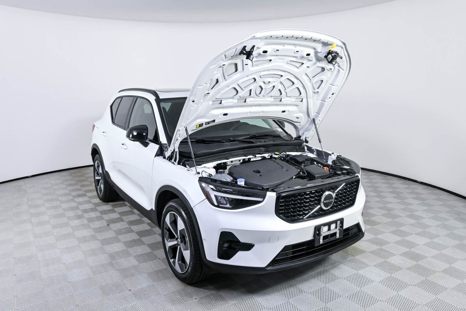 Certified 2023 Volvo XC40 B5 Plus w/ Climate Package AWD/4WD image 33