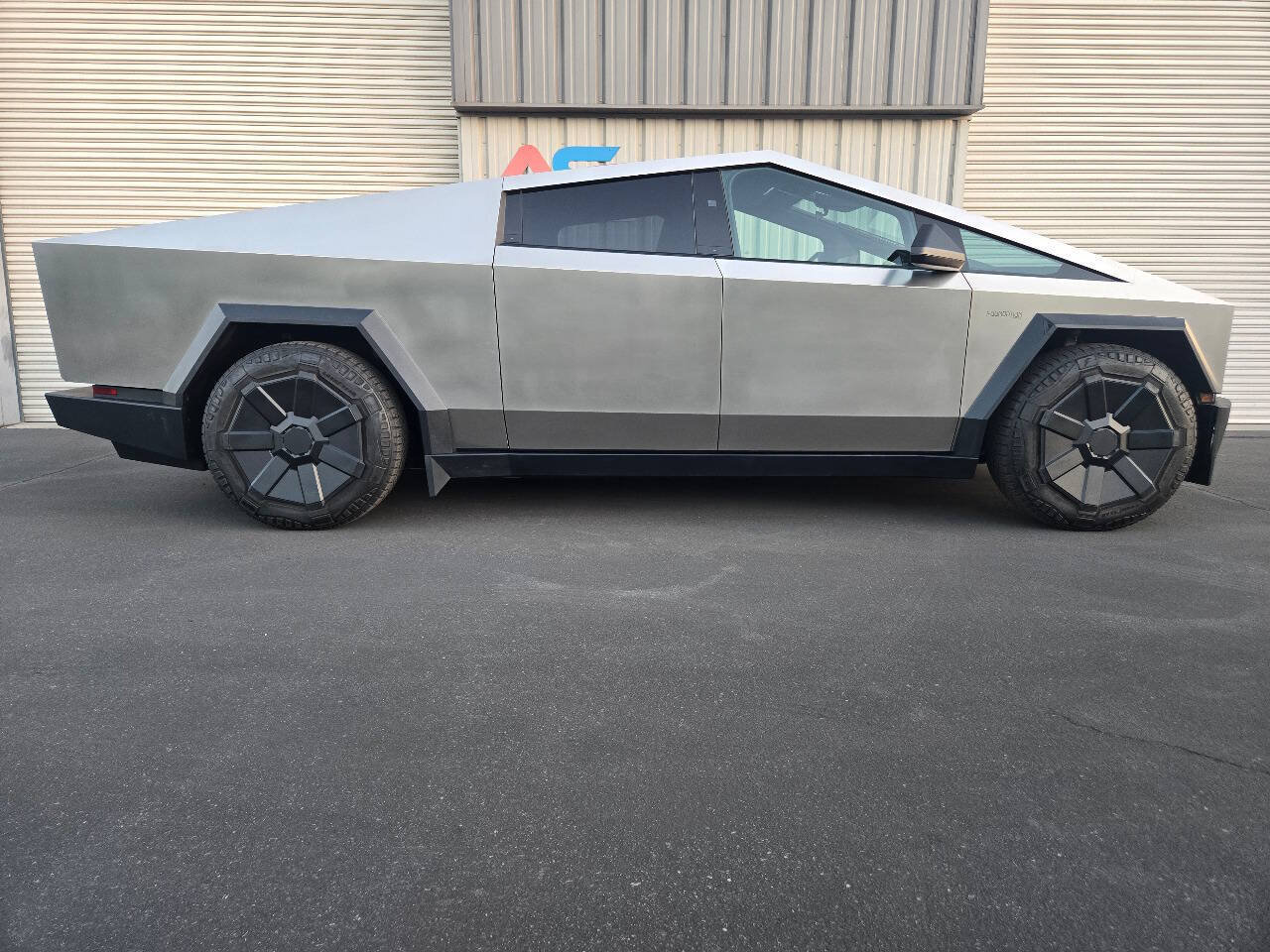 Used 2024 Tesla Cybertruck AWD Crew Cab image 10