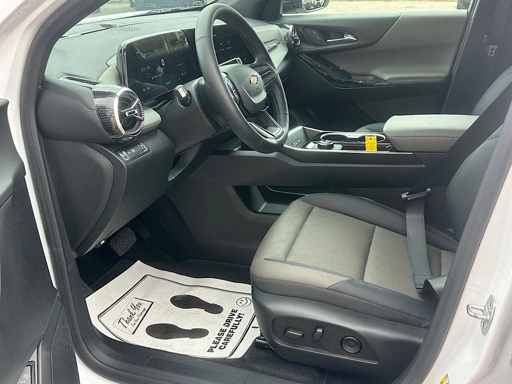 Used 2026 Chevrolet Equinox LT w/ Convenience Package II image 11