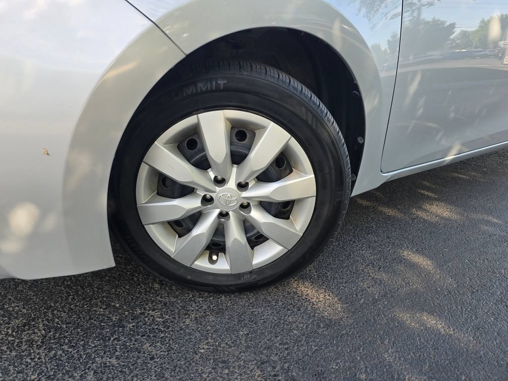 Used 2015 Toyota Corolla LE FWD image 2