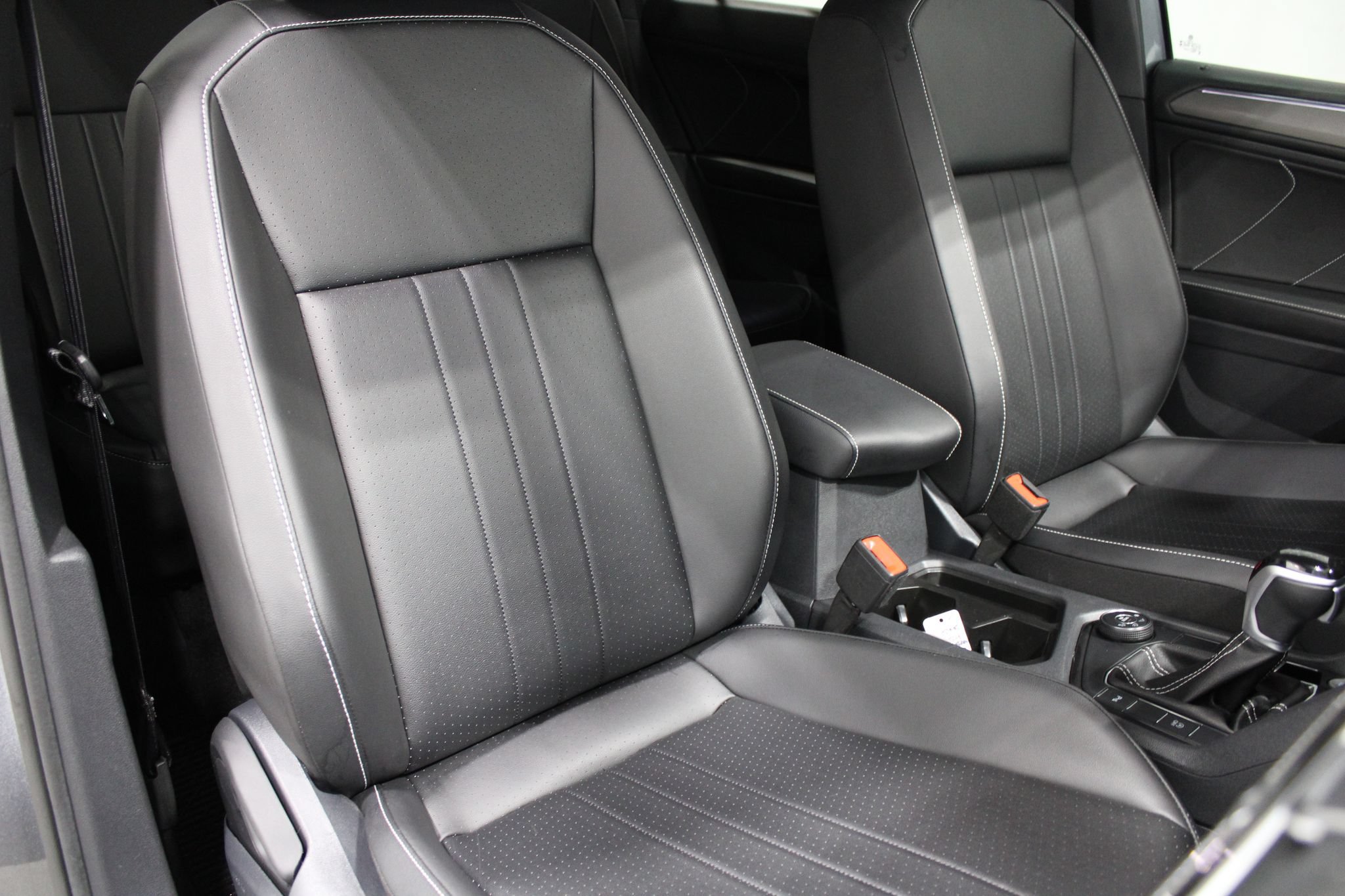 Used 2024 Volkswagen Tiguan SE R-Line AWD/4WD image 28