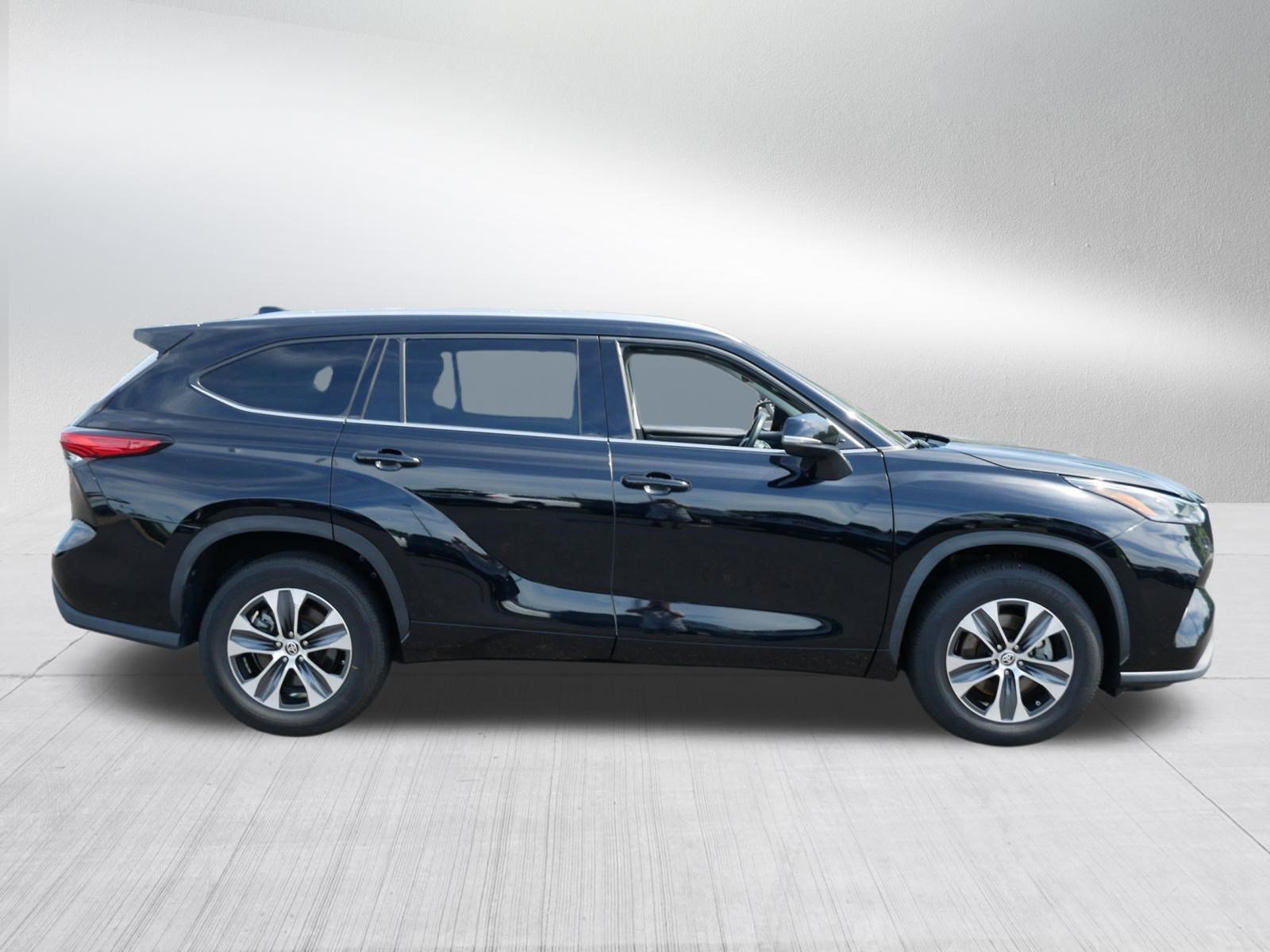 Certified 2021 Toyota Highlander XLE FWD image 8