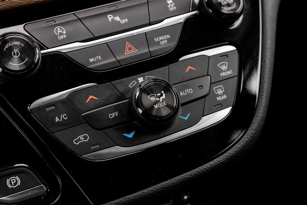 Used 2018 Chrysler Pacifica Limited image 37