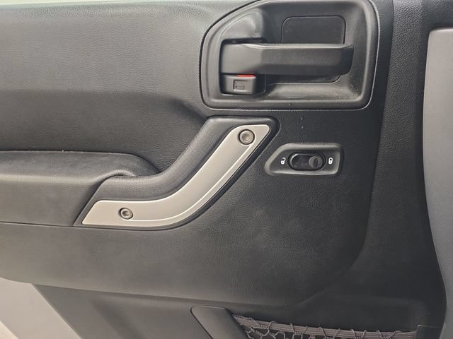 Used 2018 Jeep Wrangler Unlimited Sahara w/ Connectivity Group AWD/4WD image 30