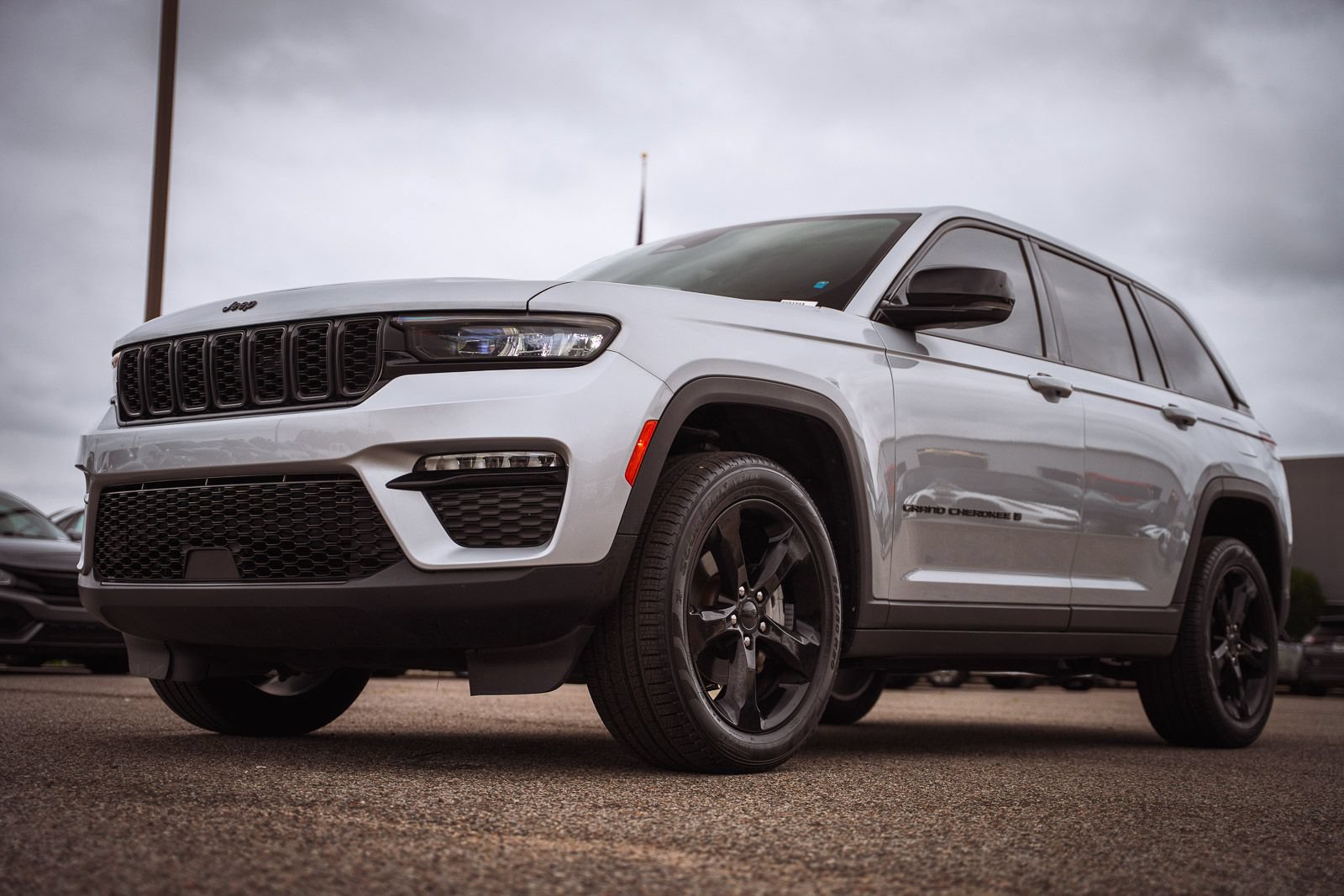 Used 2023 Jeep Grand Cherokee Limited w/ Black Appearance Package AWD/4WD image 4