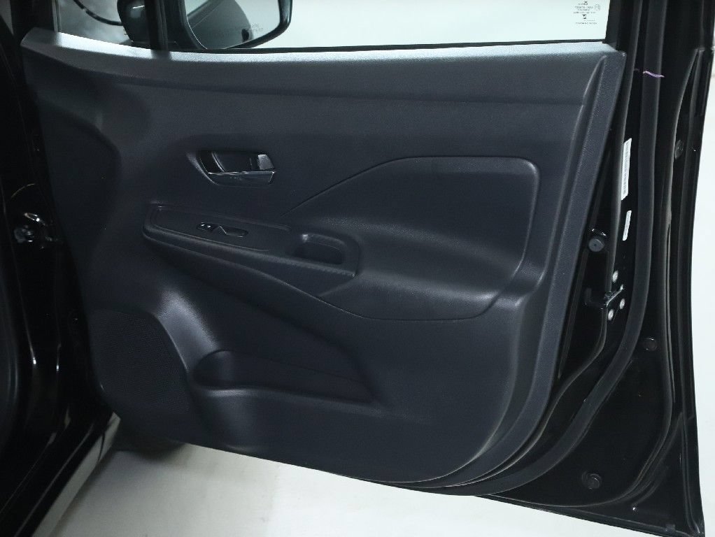 Used 2025 Nissan Versa SV FWD image 31