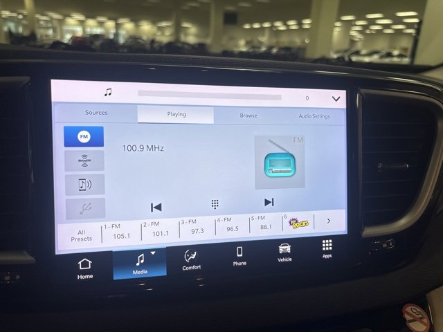 Used 2024 Chrysler Pacifica Touring-L image 22