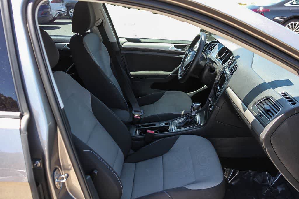 Used 2015 Volkswagen e-Golf Limited Edition FWD image 17