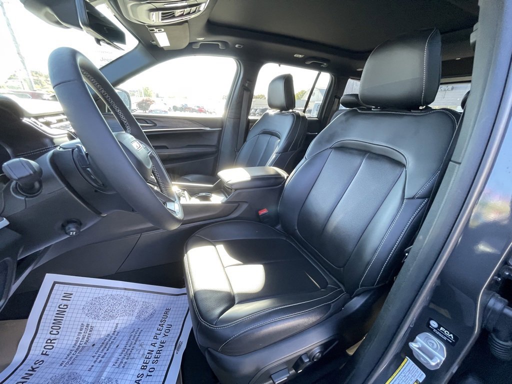 Used 2025 Jeep Grand Cherokee Limited w/ Luxury Tech Group II image 12