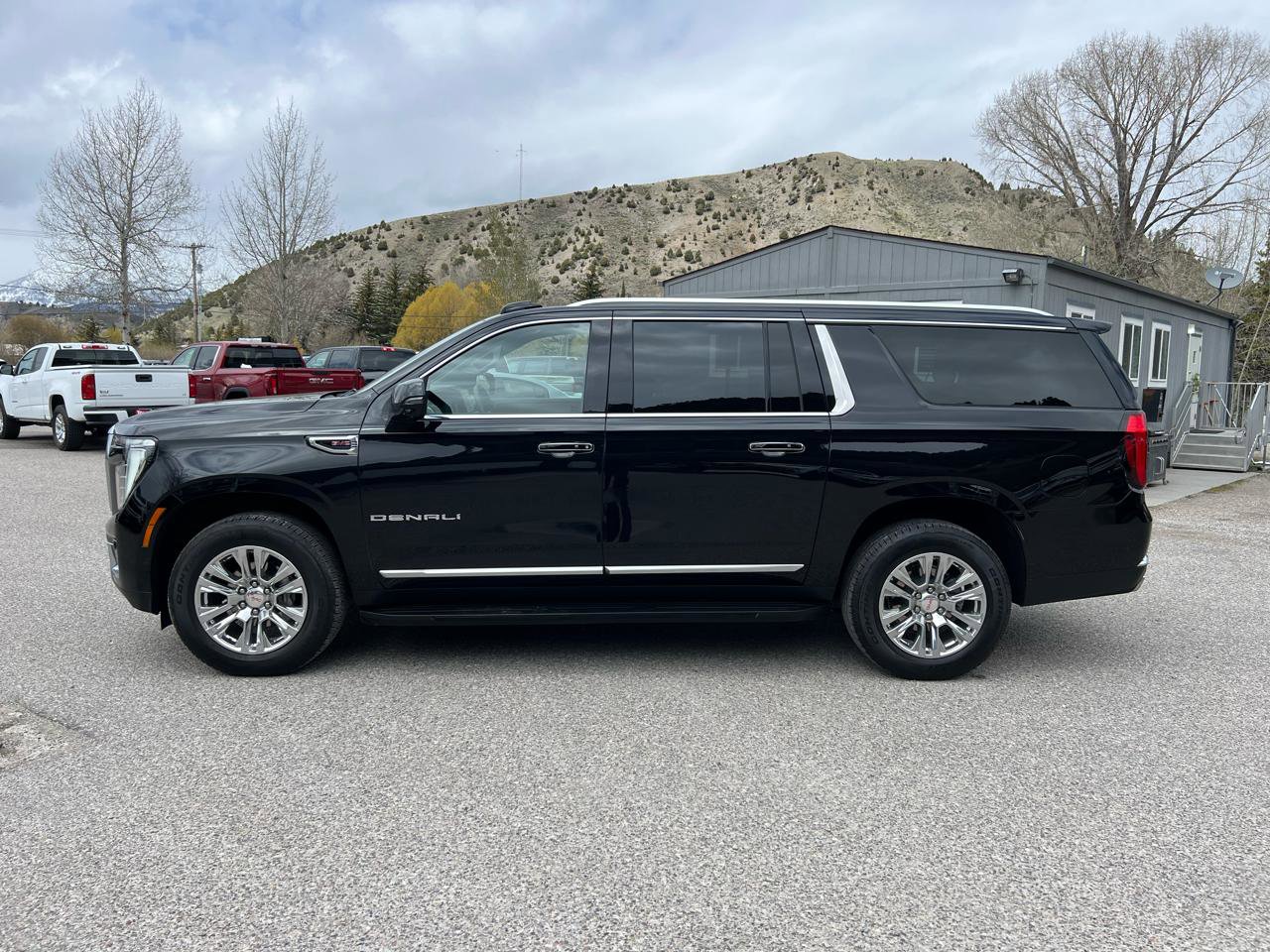 Used 2025 GMC Yukon XL Denali AWD/4WD image 2