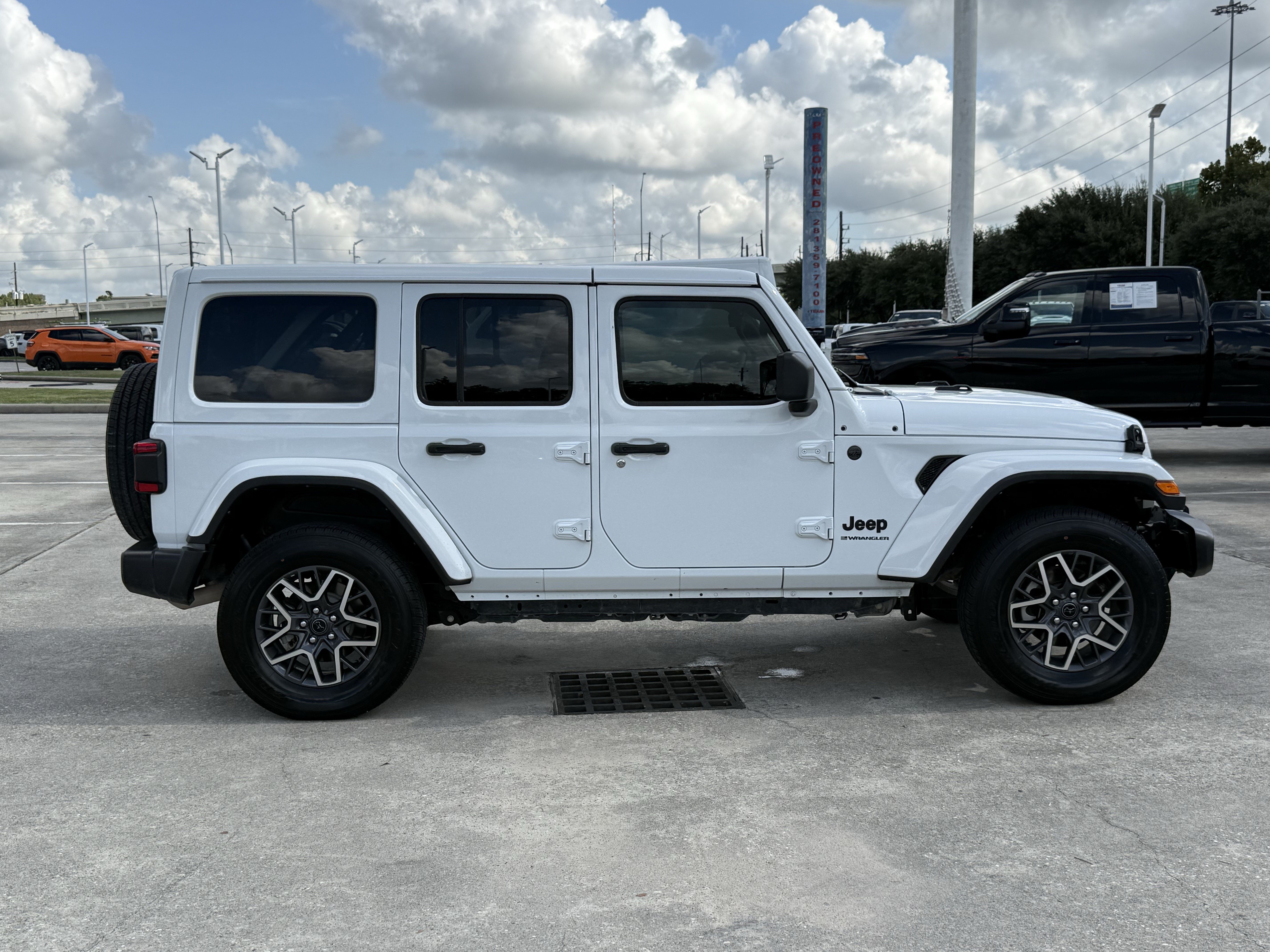 Used 2025 Jeep Wrangler Unlimited Sahara AWD/4WD image 3