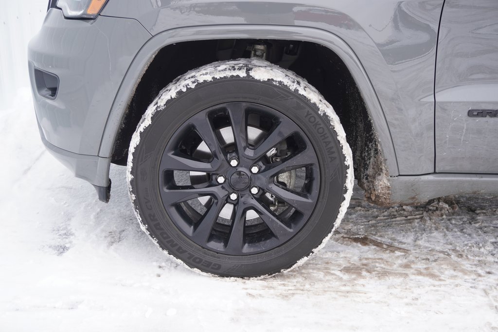 Used 2022 Jeep Grand Cherokee Laredo X image 9