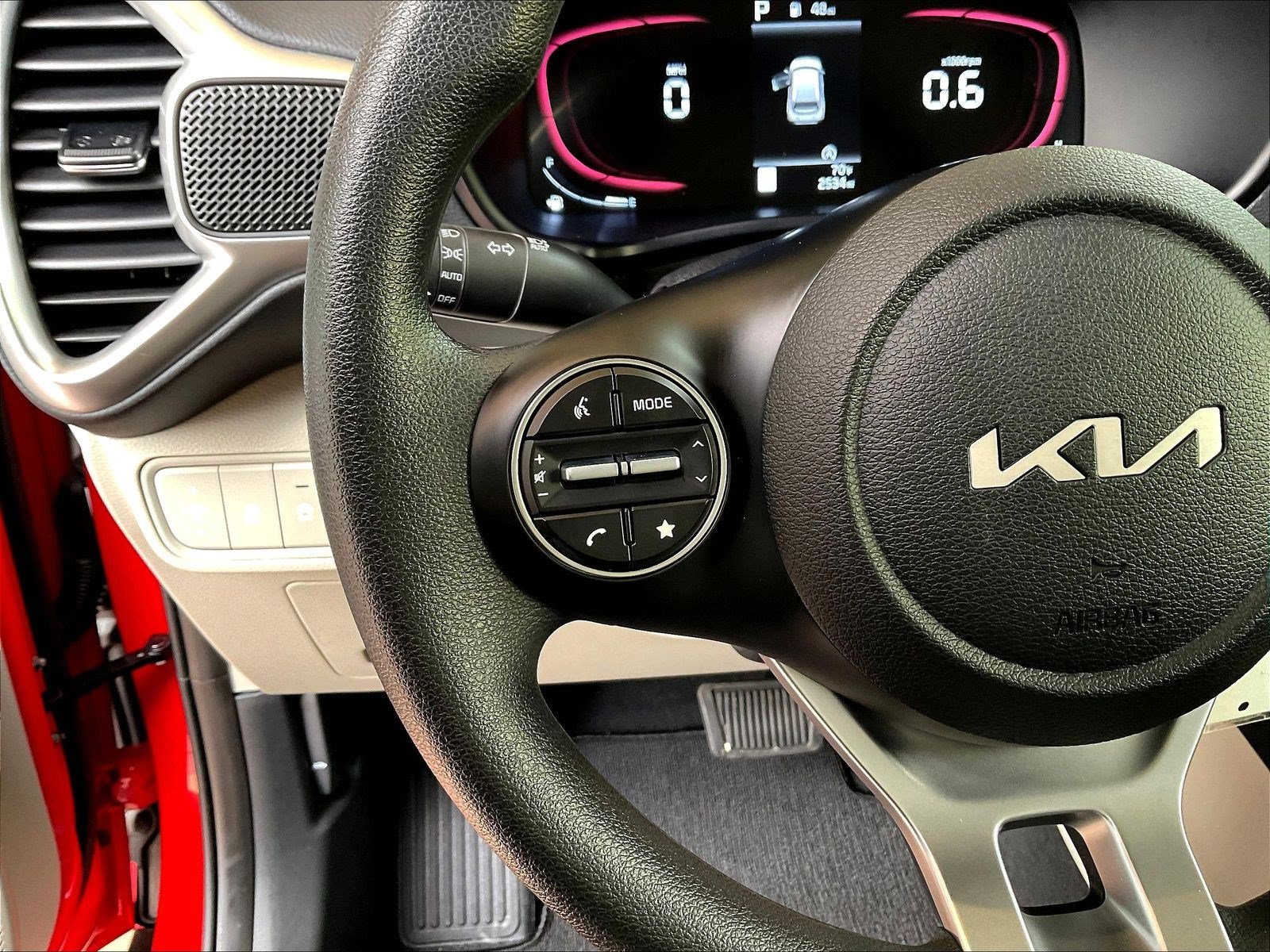 Used 2025 Kia Soul LX w/ LX Technology Package FWD image 10