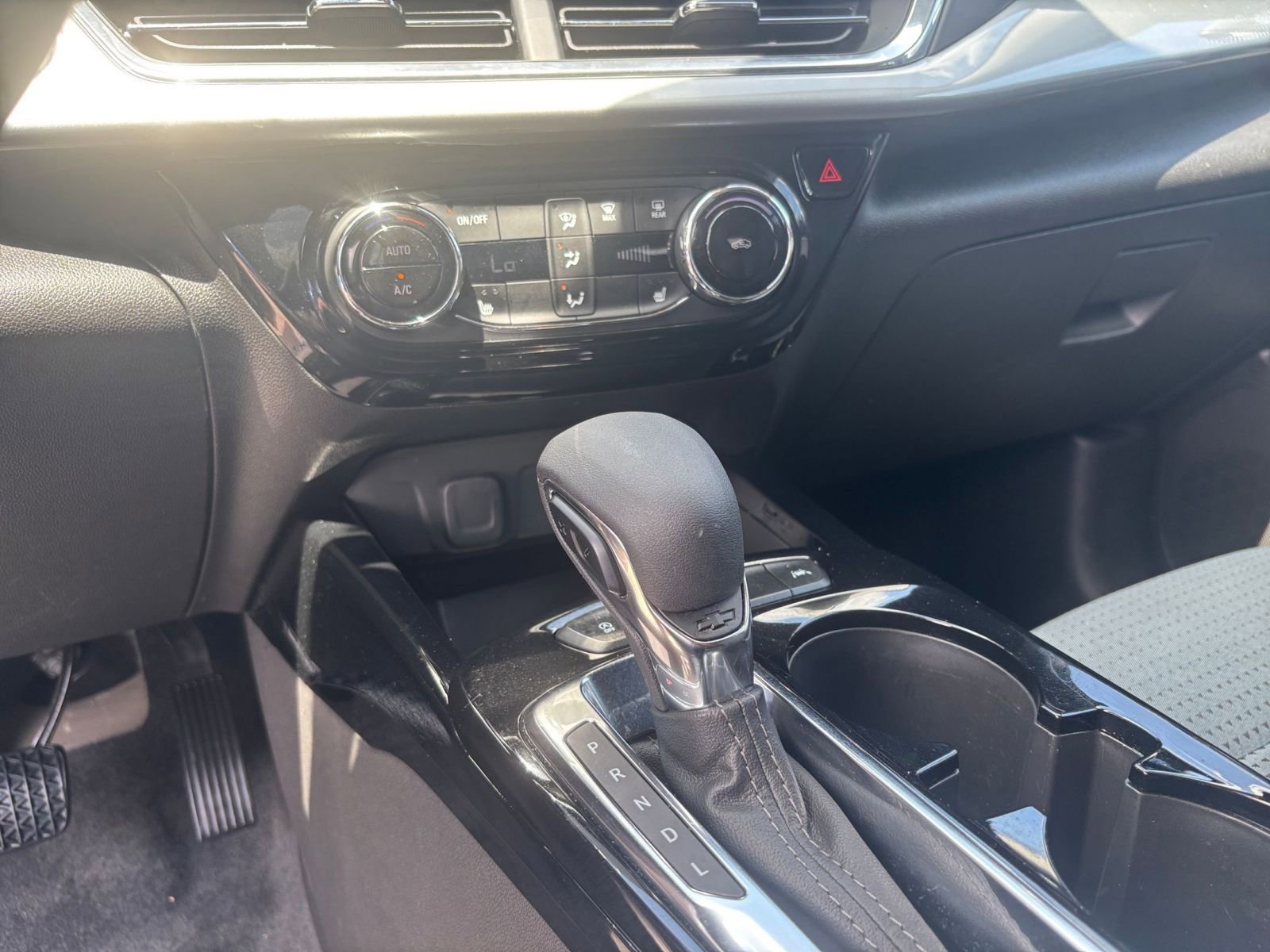 Used 2025 Chevrolet Trax LT w/ LT Convenience Package FWD image 40