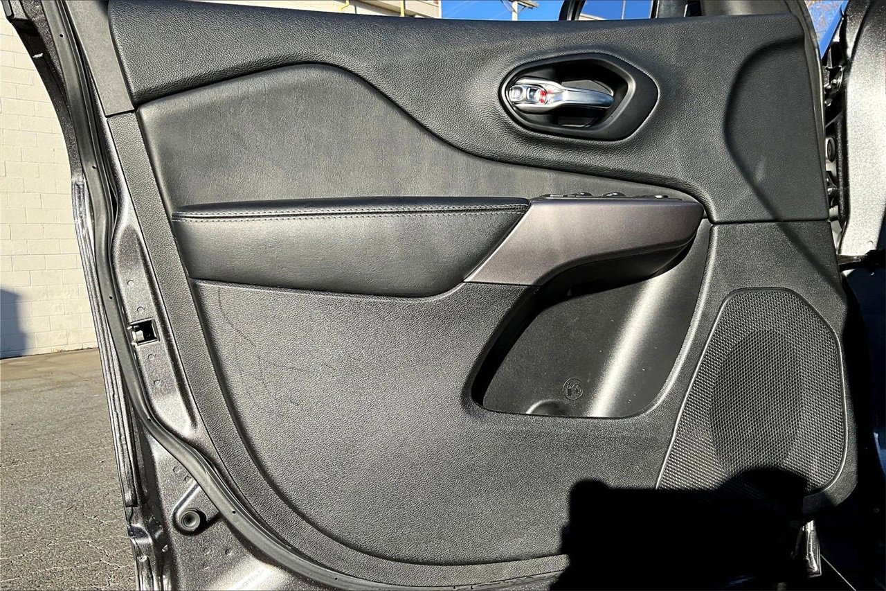 Certified 2022 Jeep Cherokee Latitude Lux w/ Sun & Sound Group image 25