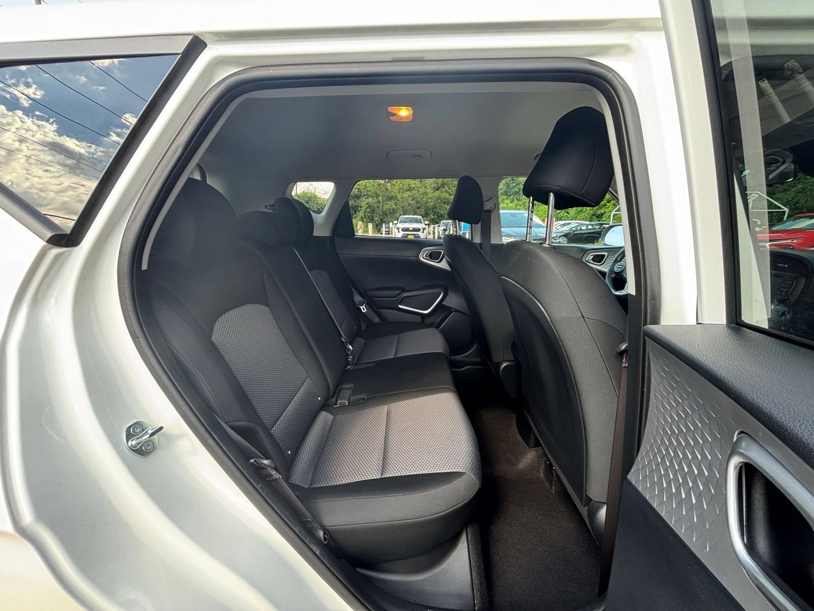 Used 2025 Kia Soul LX w/ LX Technology Package FWD image 36