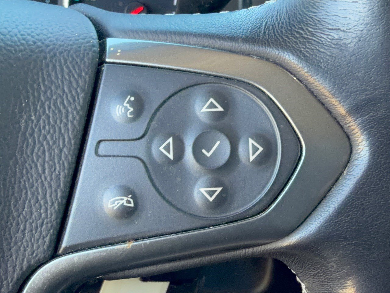 Used 2020 Chevrolet Suburban LS w/ Enhanced Driver Alert Package RWD image 19