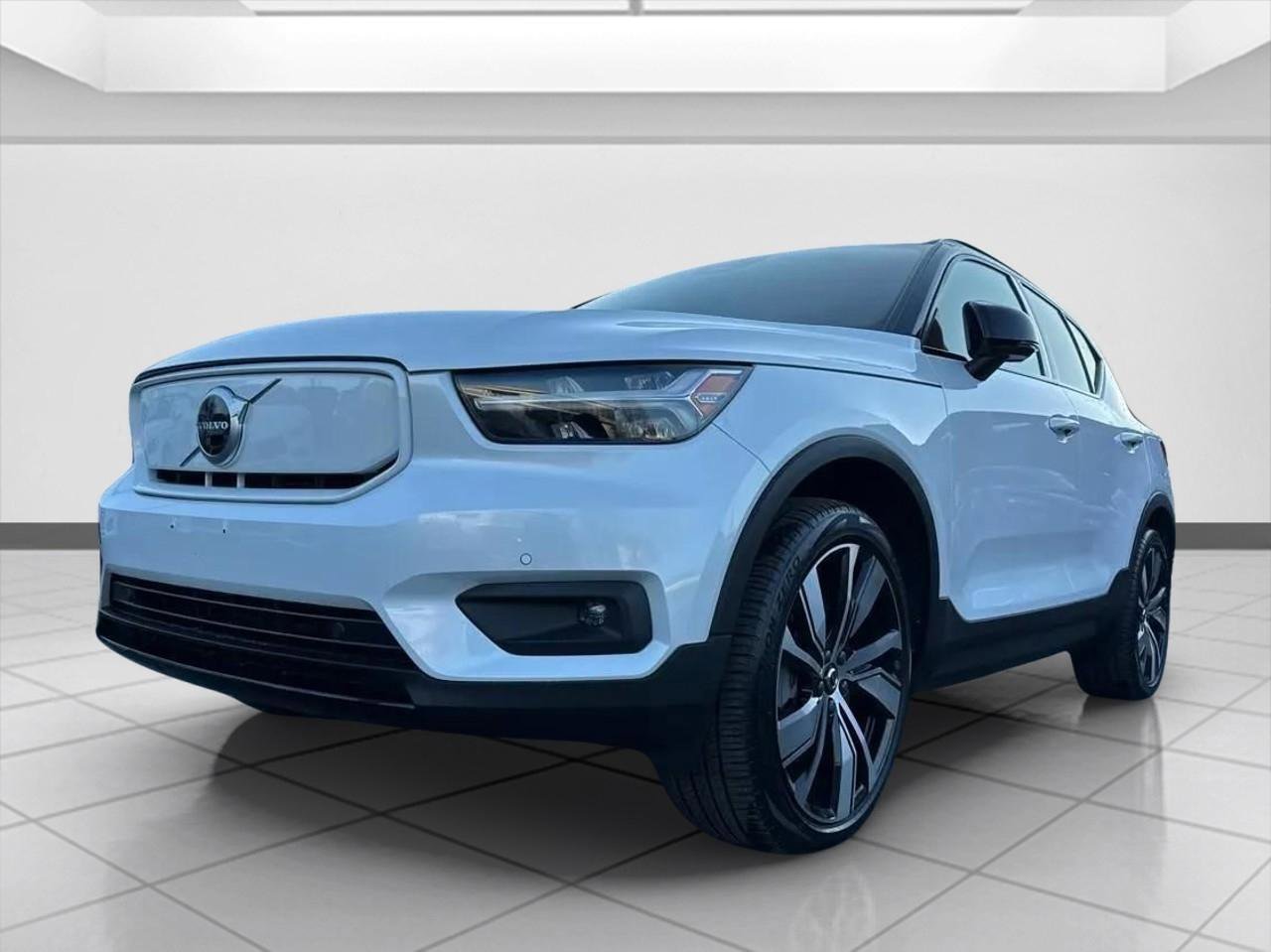 Used 2021 Volvo XC40 P8 Recharge w/ Climate Package image 2