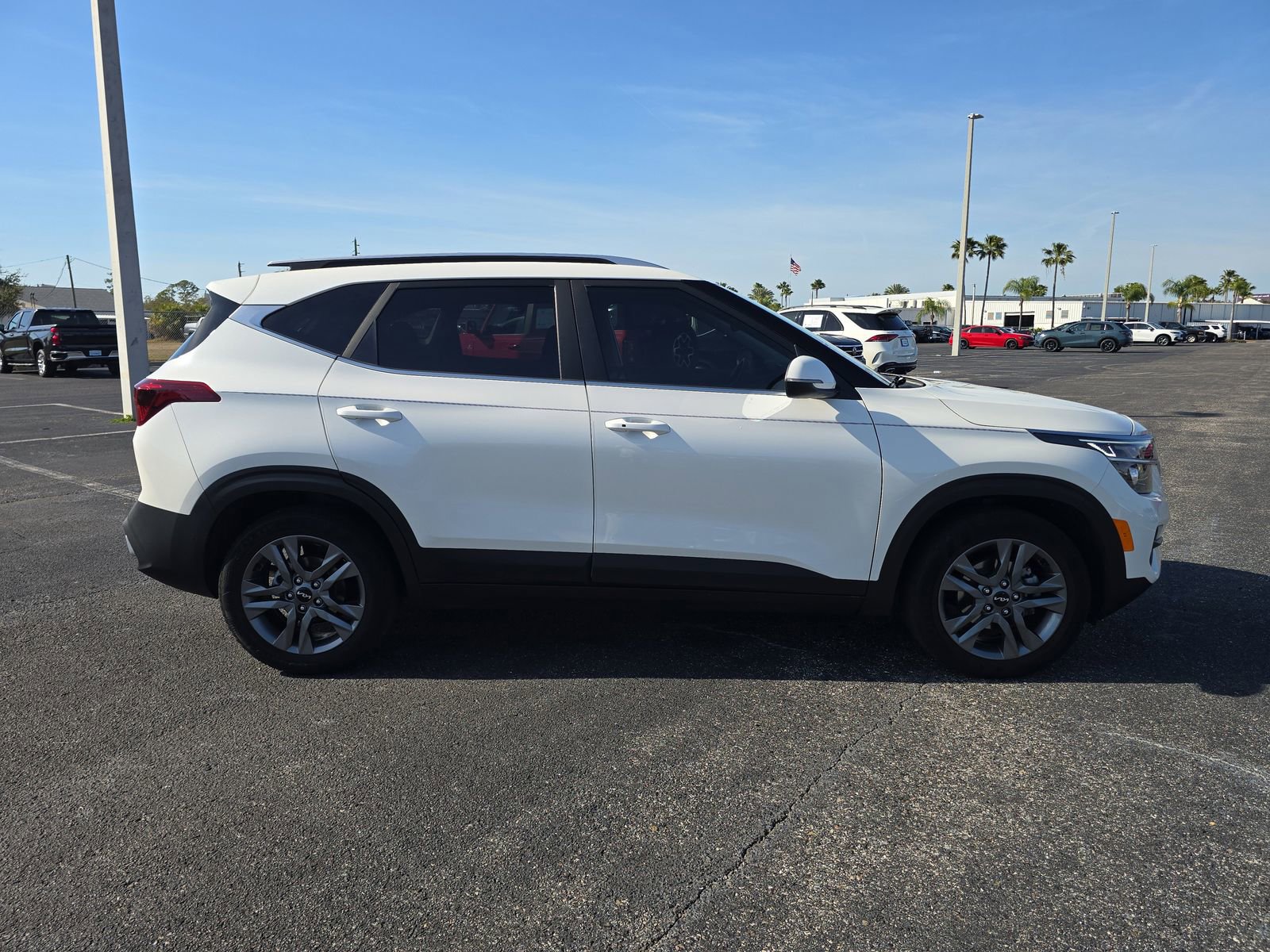 Used 2023 Kia Seltos S w/ Navigation Package image 3