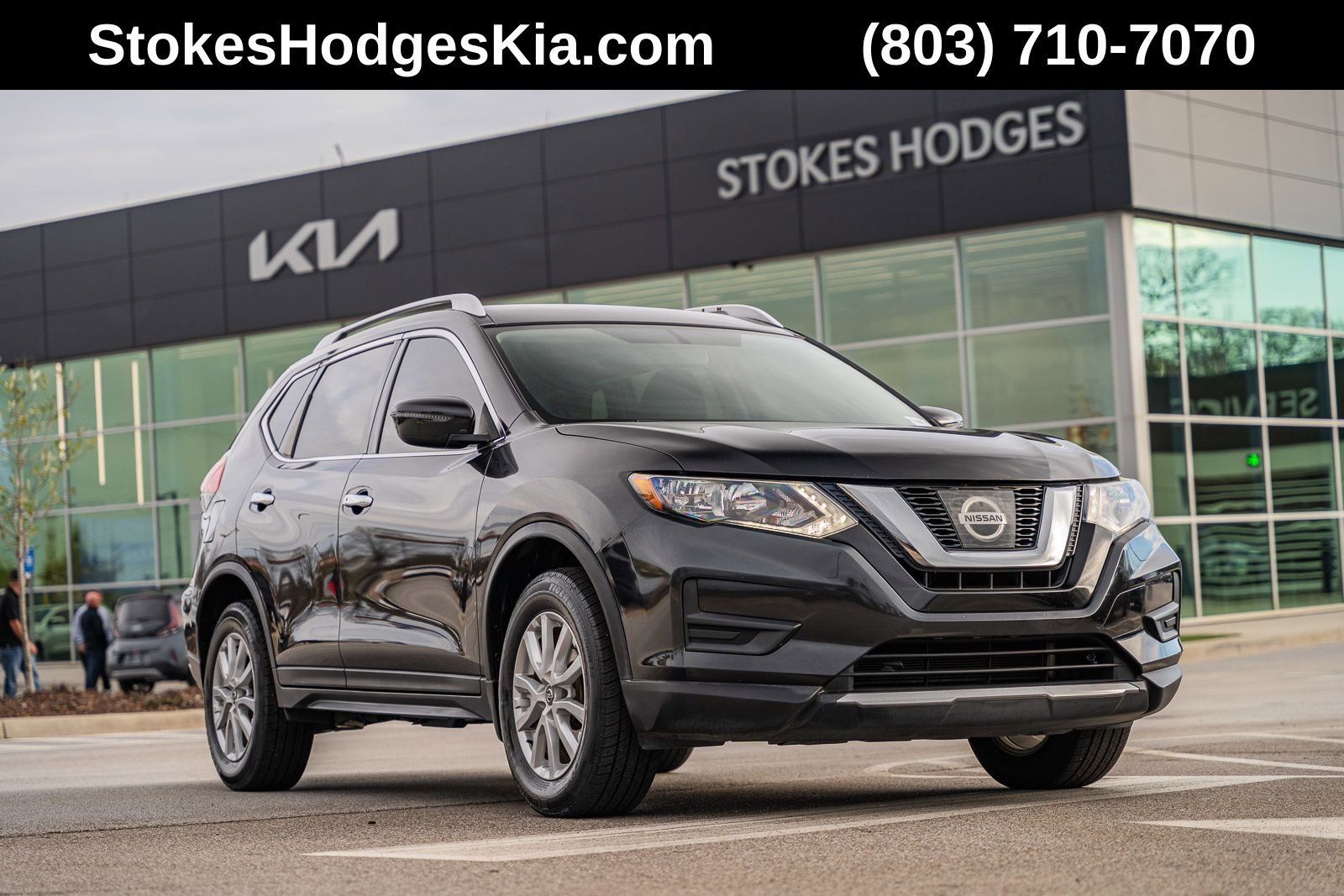 Used 2017 Nissan Rogue SV image 1