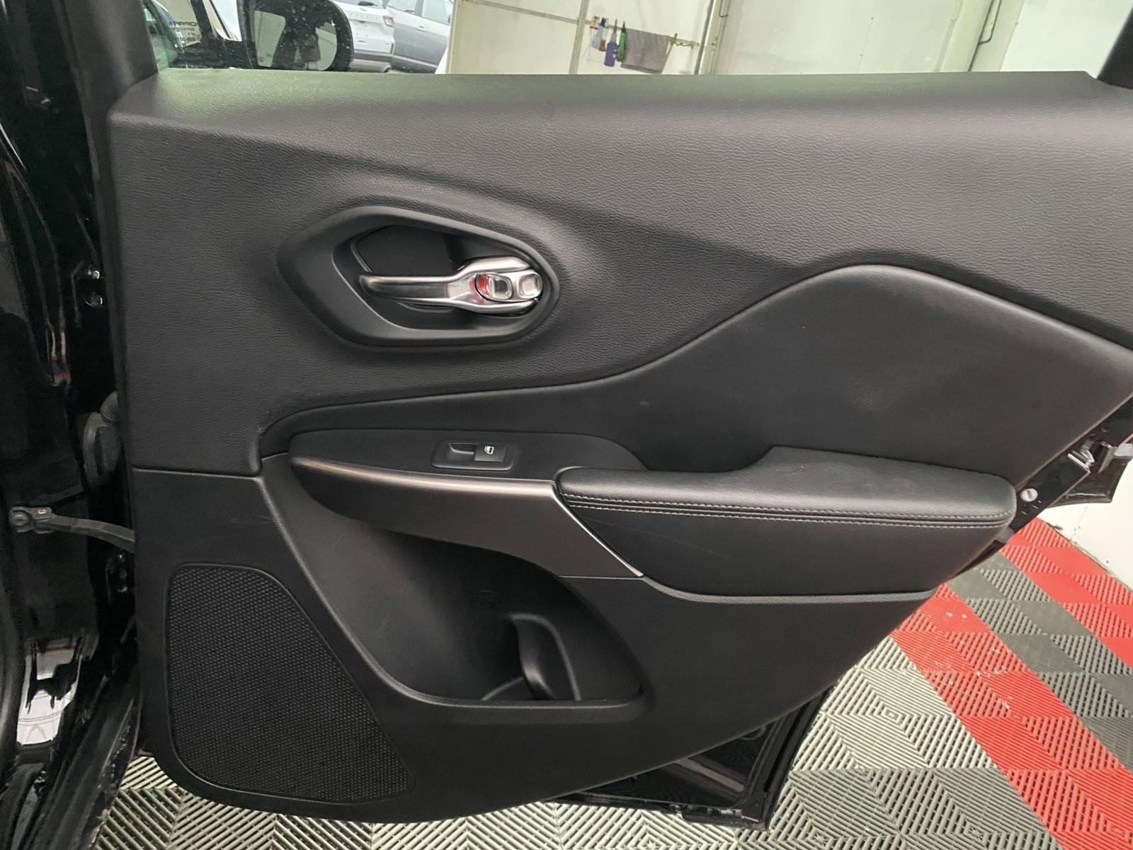 Used 2019 Jeep Cherokee Limited image 10