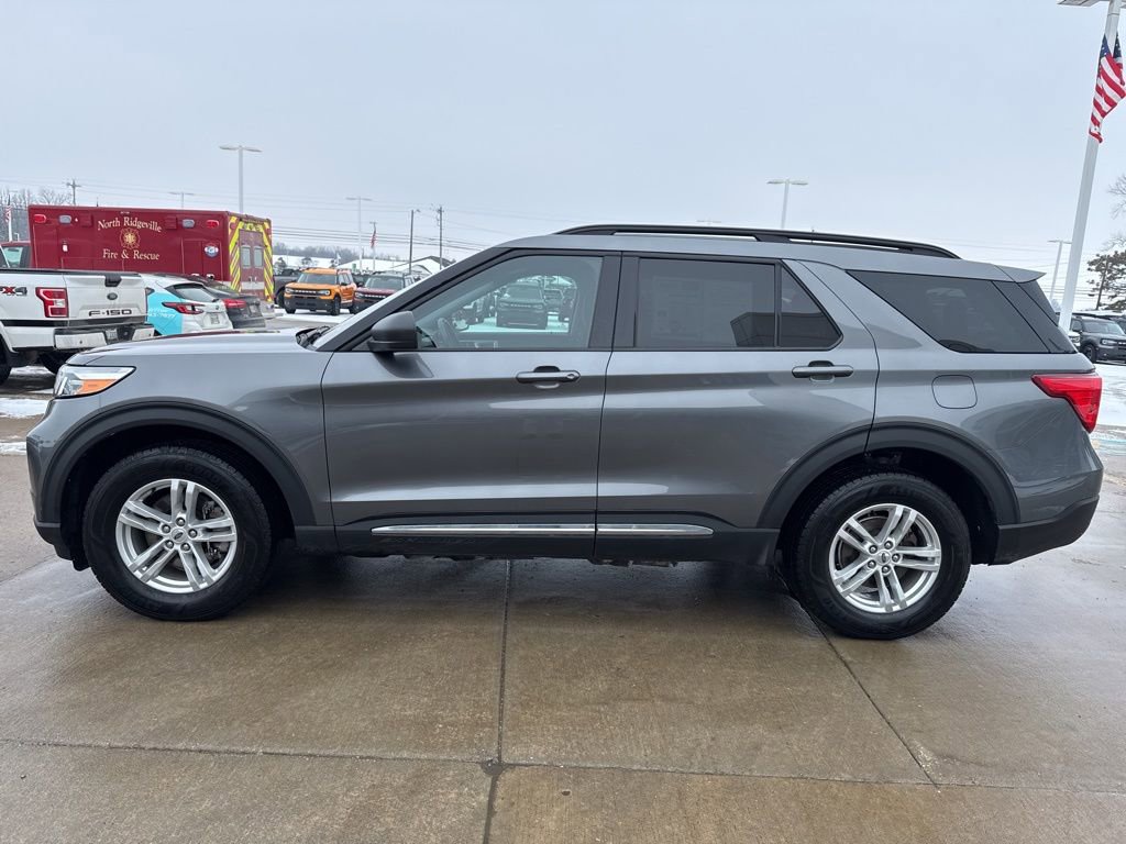 Used 2023 Ford Explorer XLT image 3