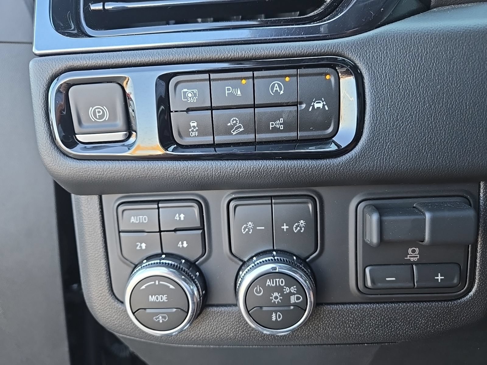 Used 2026 GMC Yukon XL AT4 w/ AT4 Premium Plus Package AWD/4WD image 19