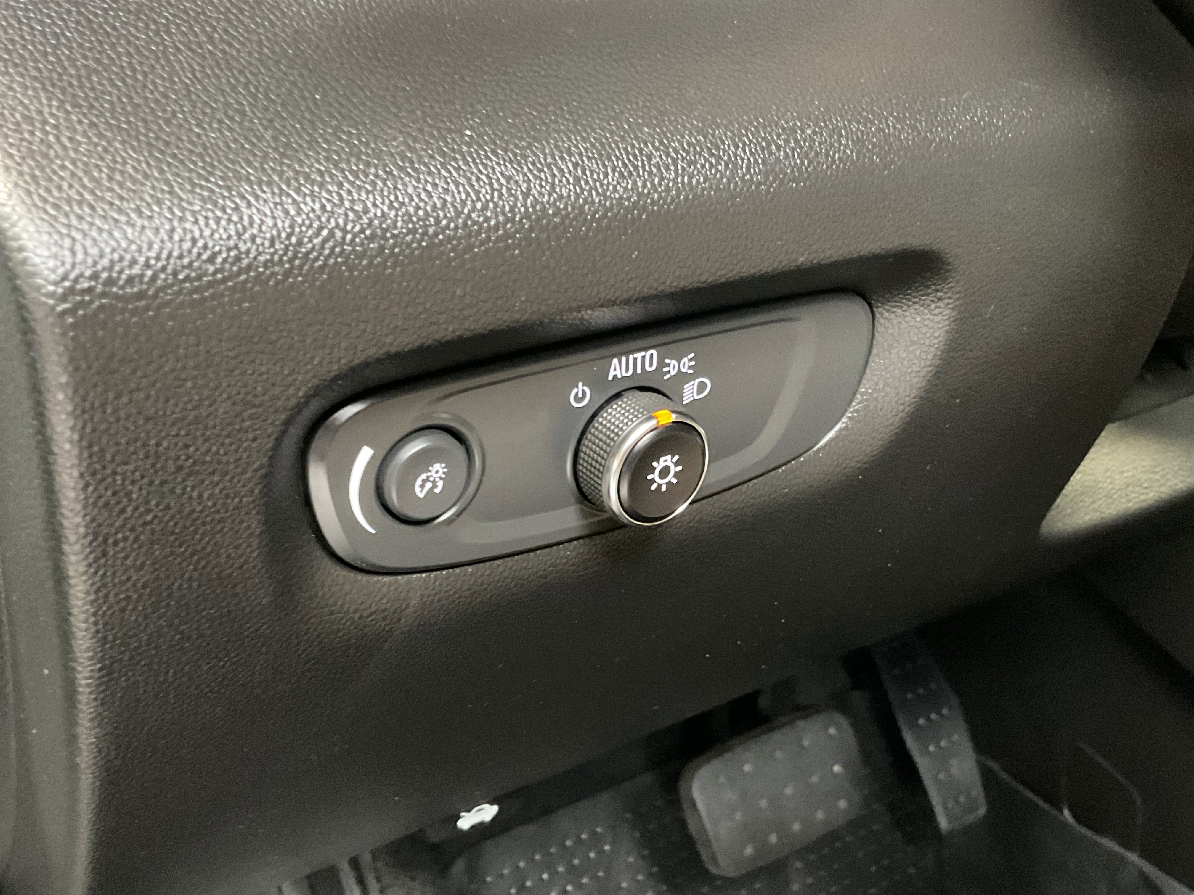 Used 2023 Chevrolet Traverse Premier image 32