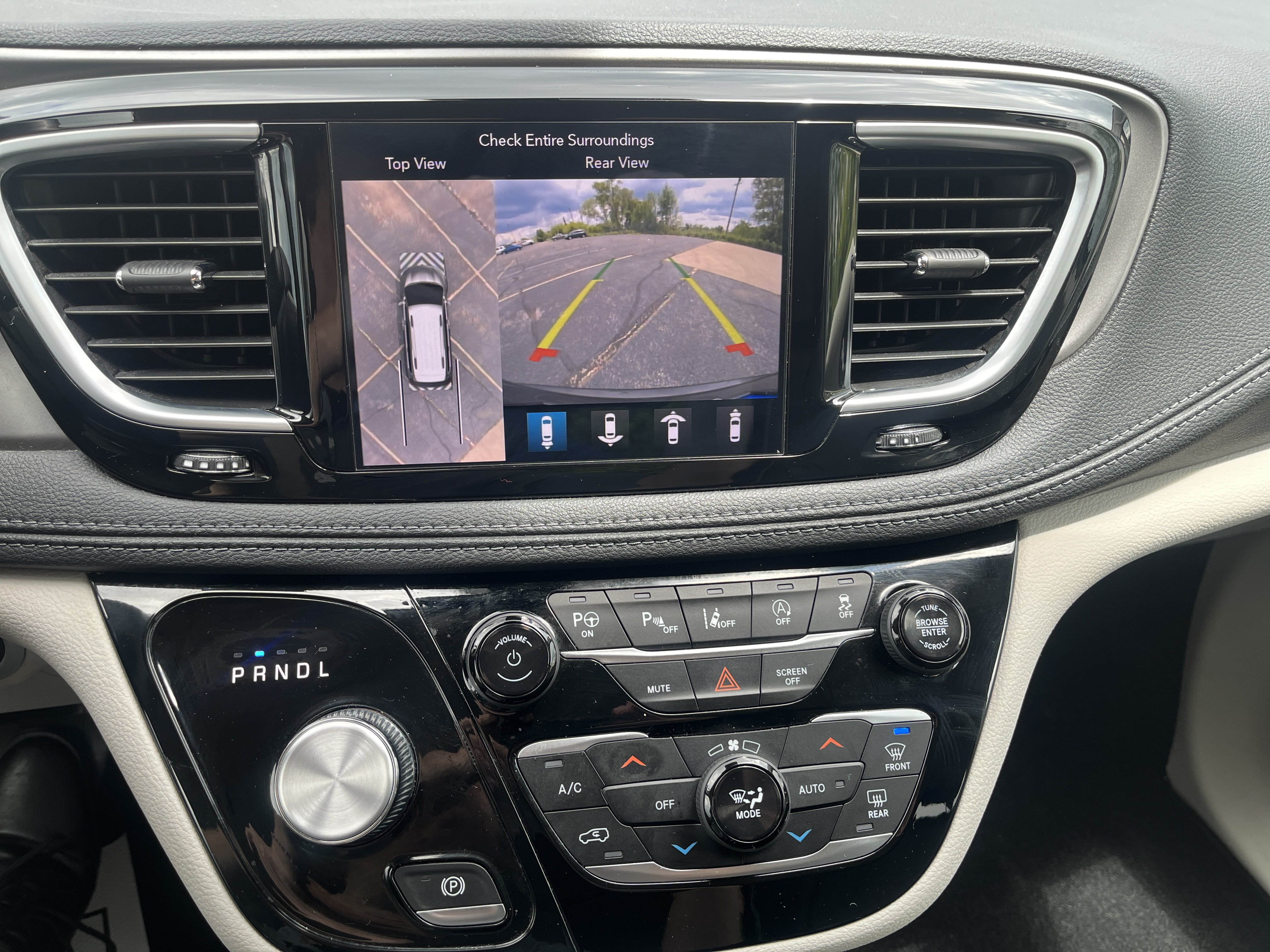 Used 2019 Chrysler Pacifica Limited w/ Tire & Wheel Group FWD image 30