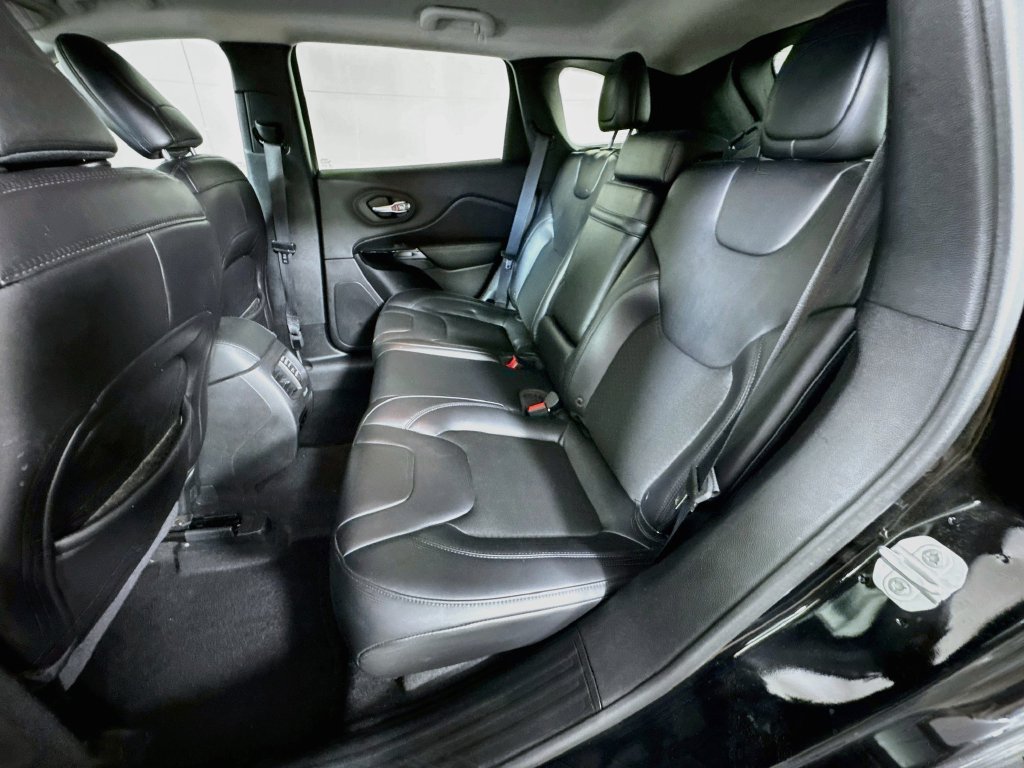 Used 2019 Jeep Cherokee Latitude Plus FWD image 30