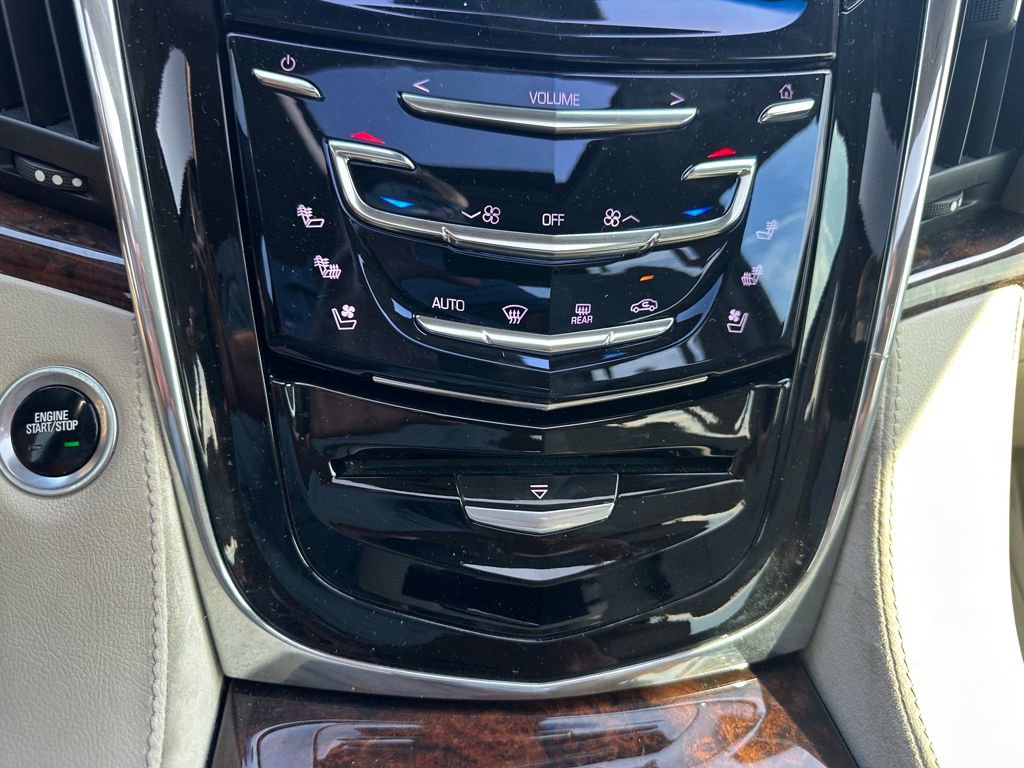 Used 2015 Cadillac Escalade Luxury image 11
