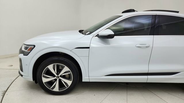 Used 2024 Audi Q8 e-tron Premium Plus w/ Premium Plus Package image 9