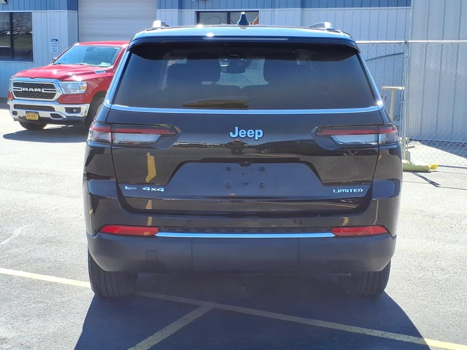 Used 2023 Jeep Grand Cherokee L Limited AWD/4WD image 6