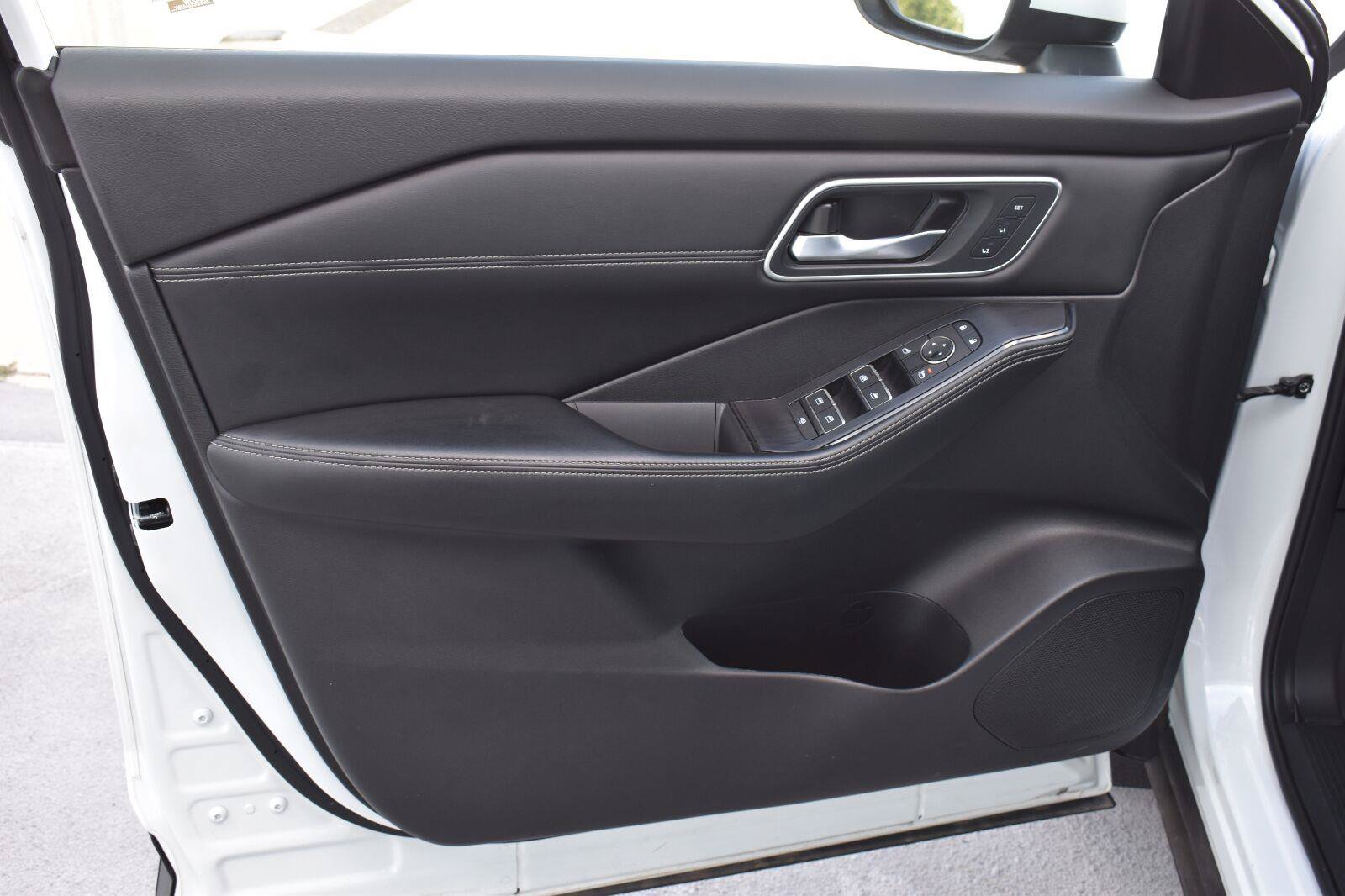 Used 2025 Nissan Rogue Platinum w/ Platinum Premium Package FWD image 23