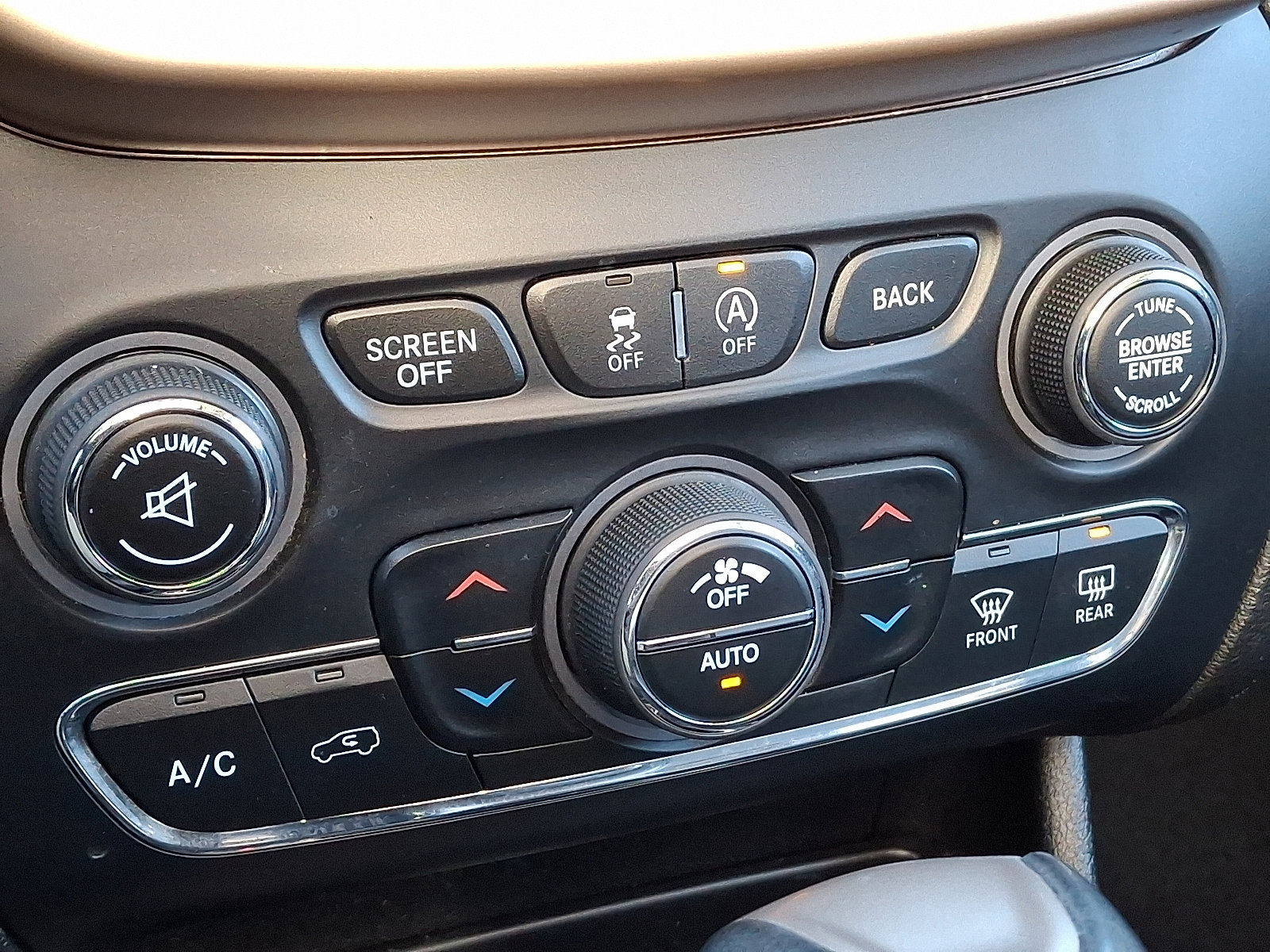 Used 2018 Jeep Cherokee Limited AWD/4WD image 15