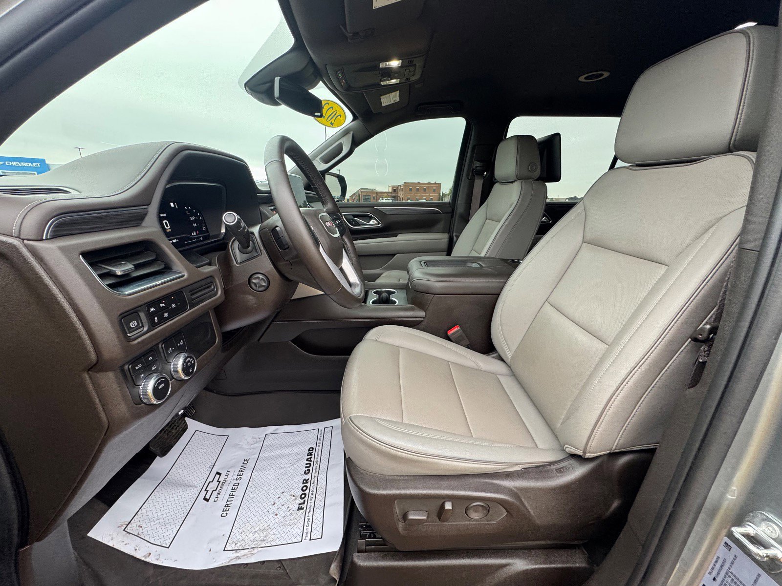 Used 2023 GMC Yukon XL SLT w/ SLT Luxury Package image 9