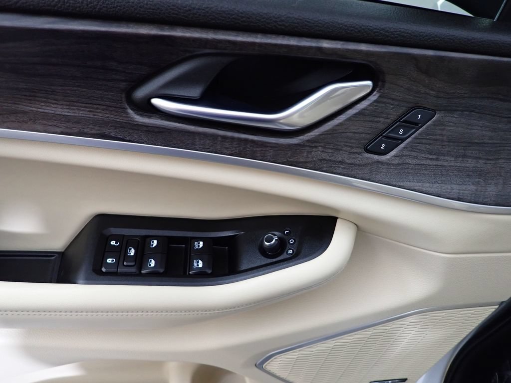 Used 2021 Jeep Grand Cherokee L Limited AWD/4WD image 19