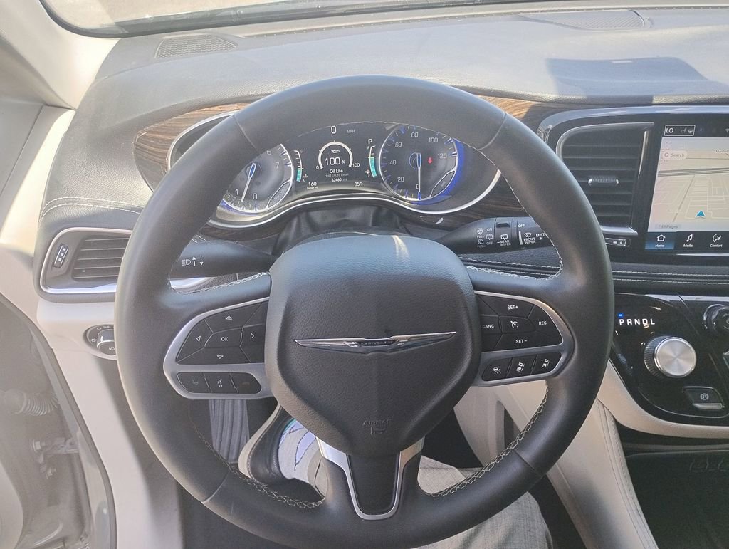 Used 2023 Chrysler Pacifica Limited FWD image 11