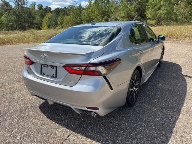 Used 2023 Toyota Camry SE image 3